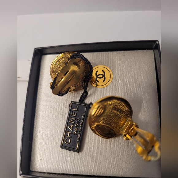 Chanel Gold Plated Pearl Vintage Clip On Earrings - Picture 3 of 4
